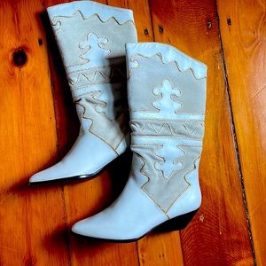 PAZZO size 10 FIT MORE LIKE a 9 - cream/white with gold accent cowgirl boots